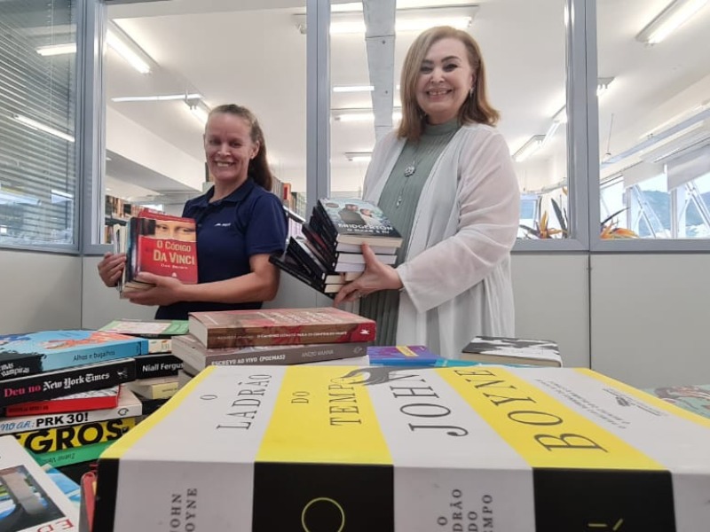 Campanha "AGEnte da Leitura" arrecada dezenas de livros de literatura para biblioteca da AGE-MG