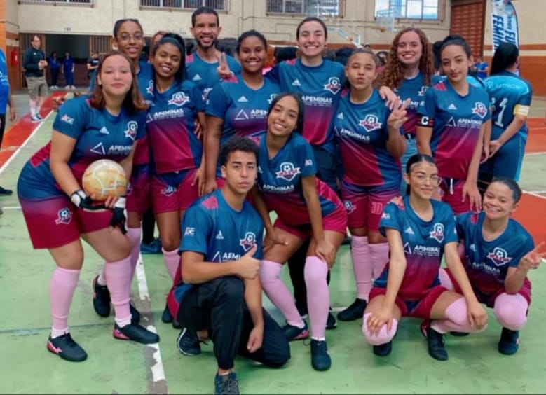Time de futebol feminino formado por adolescentes da Assprom na AGE-MG entra em quadra neste sábado 1