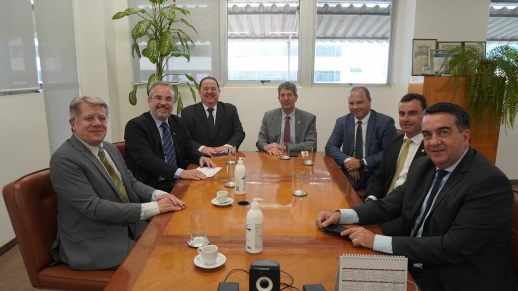 Visita de cortesia do presidente da Amagis à AGE-MG reforça laços entre as instituições