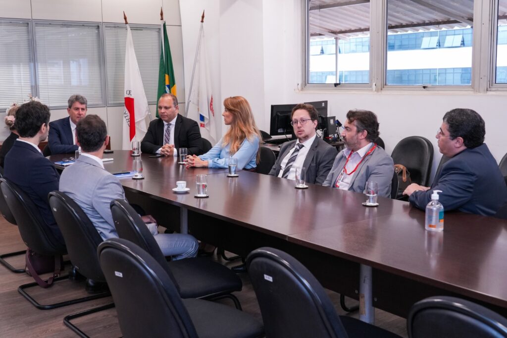 AGE-MG recebe visita de cortesia dos membros da nova coordenadoria do Cira