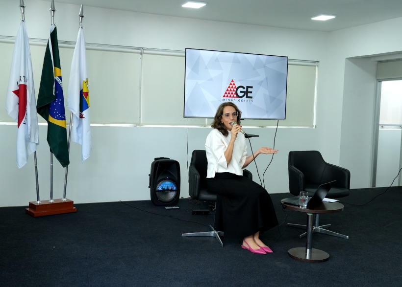 Palestra na AGE-MG aborda "Afinal, o que é uma mãe suficientemente boa?"